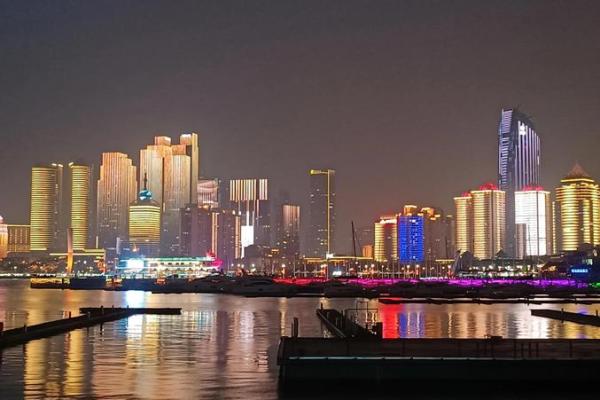 房子对面有霓虹灯风水好吗
