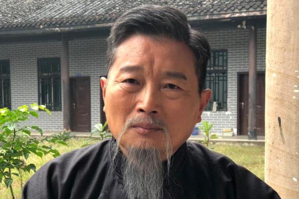 姓言的名人-姓名学-华易算命网姓名