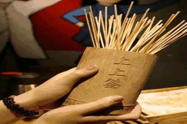 仔公鸡江油街头“抽签算命”？知情人士：骗人把戏不要信
